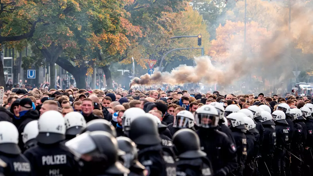 Der DFB hat Fans und Polizei zu einem respektvollen Umgang miteinander aufgerufen. - Bild: Daniel Bockwoldt/dpa