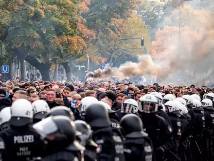 Der DFB hat Fans und Polizei zu einem respektvollen Umgang miteinander aufgerufen. - Foto: Daniel Bockwoldt/dpa