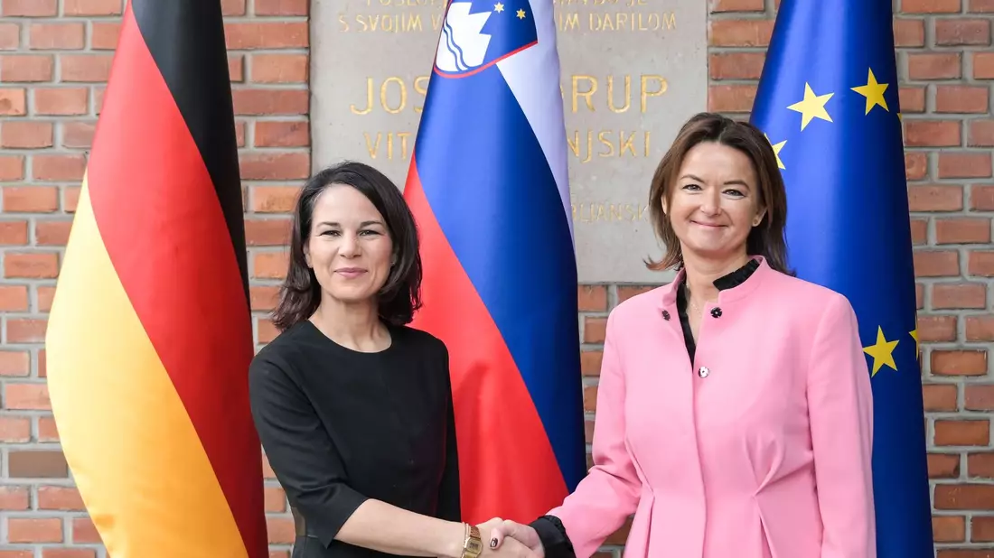 Bundesaußenministerin Annalena Baerbock wird in Ljubljana von ihrer slowenischen Amtskollegin Tanja Fajon (r) begrüßt. - Bild: Hannes P. Albert/dpa