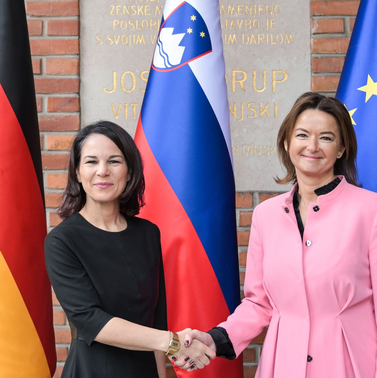 Bundesaußenministerin Annalena Baerbock wird in Ljubljana von ihrer slowenischen Amtskollegin Tanja Fajon (r) begrüßt. - Foto: Hannes P. Albert/dpa