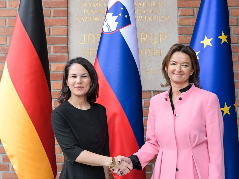 Bundesaußenministerin Annalena Baerbock wird in Ljubljana von ihrer slowenischen Amtskollegin Tanja Fajon (r) begrüßt. - Foto: Hannes P. Albert/dpa