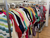 Unverkaufte Kleidung darf in der EU in Zukunft nicht mehr vernichtet werden. - Foto: Stefan Sauer/dpa-Zentralbild/dpa