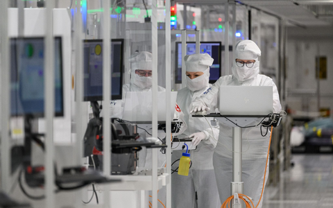 Mitarbeiter des Chipkonzerns Infineon arbeiten im Reinraum der Chipfabrik. - Foto: Robert Michael/dpa
