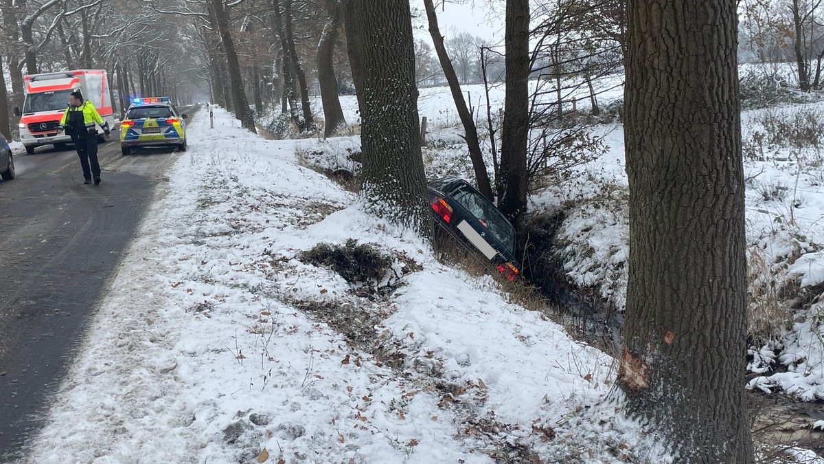 FW-ROW: Pkw landet im Graben - Foto: presseportal.de