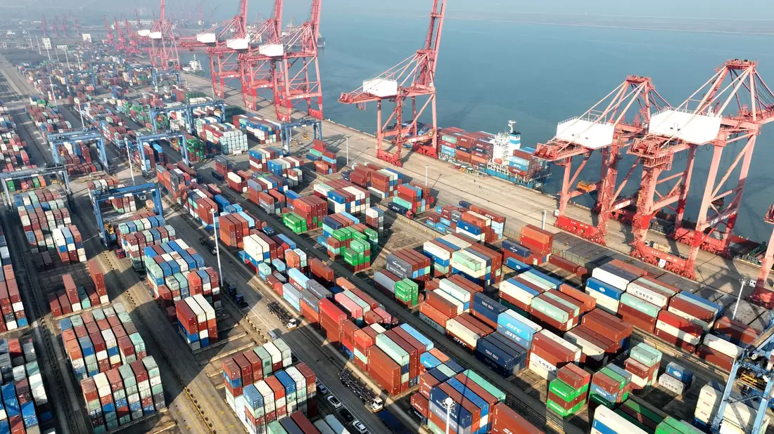 Containerterminal im Hafen von Lianyungang: Chinas Industrie ist zuletzt überraschend stark gewachsen. (Archivbild) - Bild: Wang Chun/XinHua/dpa
