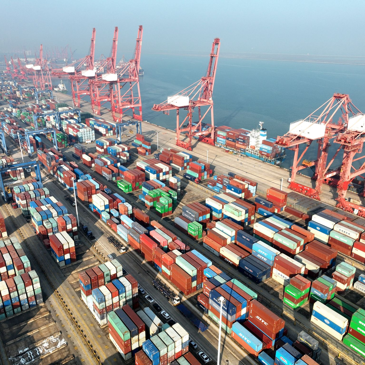 Das Containerterminal im Hafen von Lianyungang in der ostchinesischen Provinz Jiangsu. Die deutsche Außenhandelskammer (AHK) fordert gerechtere Wettbewerbsbedingungen auf dem chinesischen Markt für europäische Unternehmen. - Foto: Wang Chun/XinHua/dpa