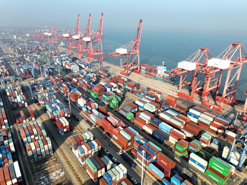 Das Containerterminal im Hafen von Lianyungang in der ostchinesischen Provinz Jiangsu. Die deutsche Außenhandelskammer (AHK) fordert gerechtere Wettbewerbsbedingungen auf dem chinesischen Markt für europäische Unternehmen. - Foto: Wang Chun/XinHua/dpa