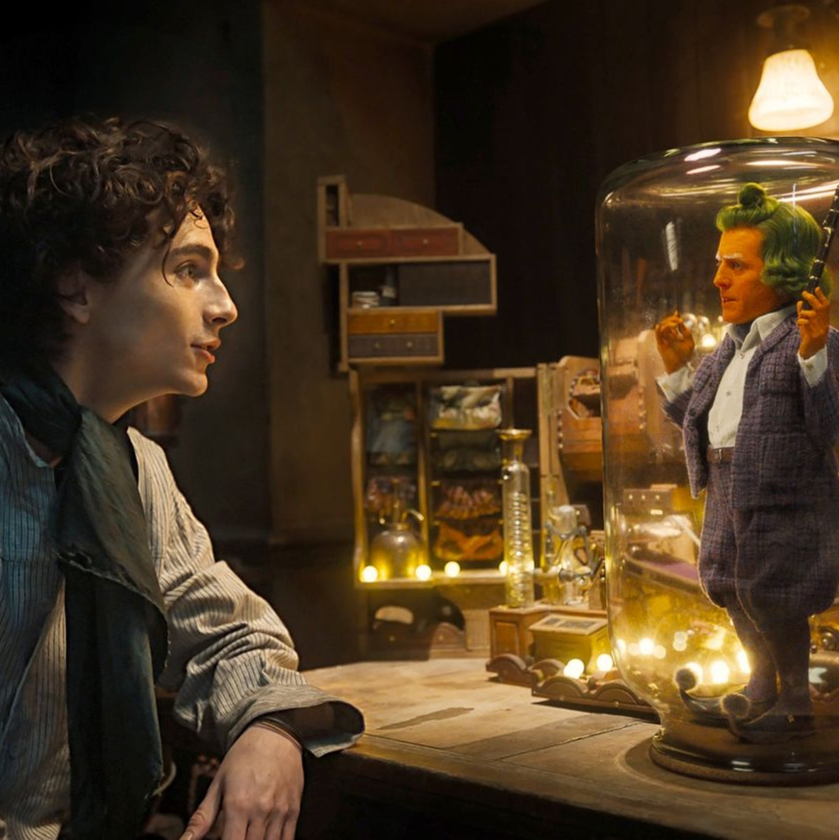 Timothée Chalamet (l) als Willy Wonka und Hugh Grant als Oompa Loompa in einer Szene des Films «Wonka». - Foto: Warner Bros. Picture/dpa