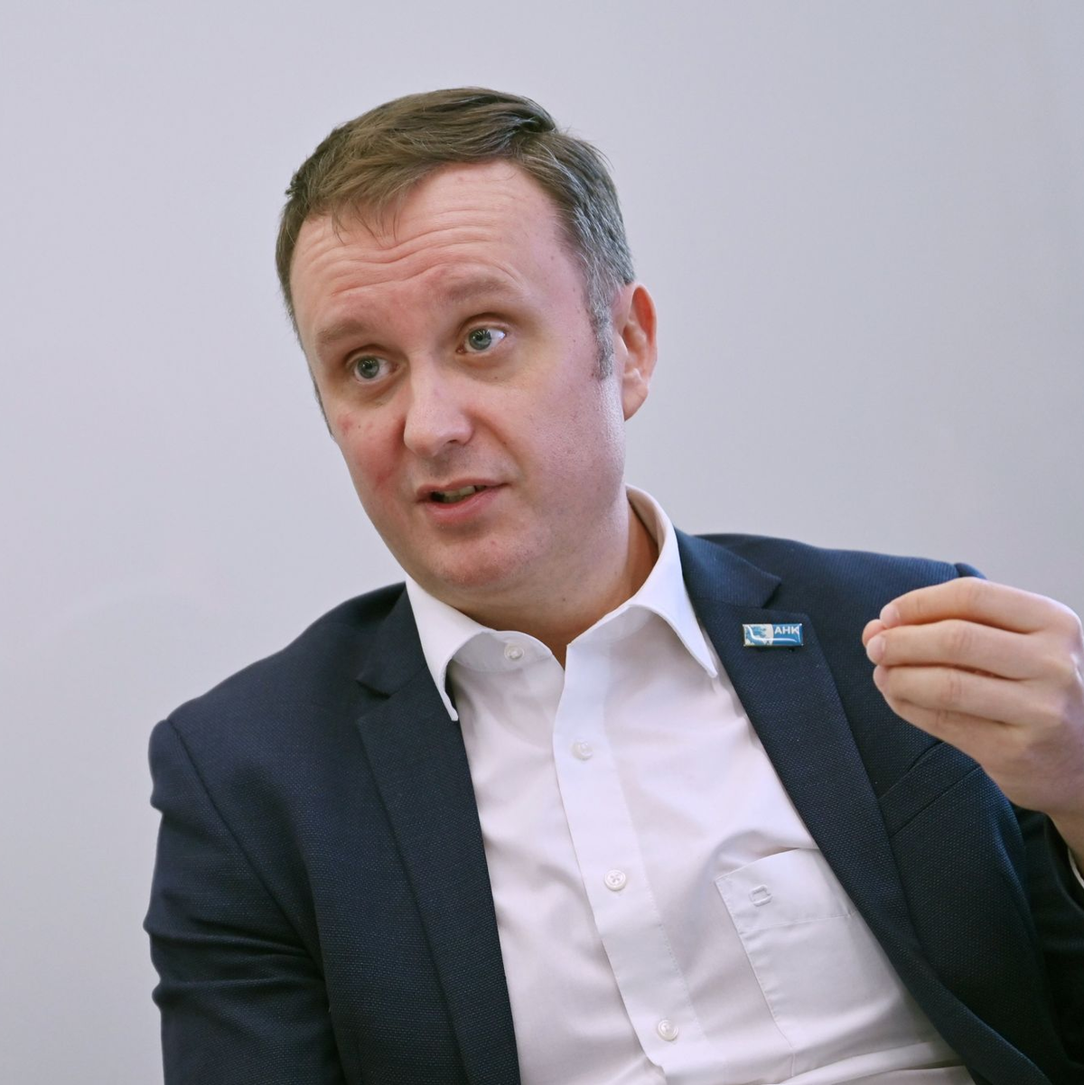 Jens Hildebrandt, geschäftsführendes AHK-Vorstandsmitglied, spricht über die Erwartungen an den EU-China-Gipfel. - Foto: Johannes Neudecker/dpa