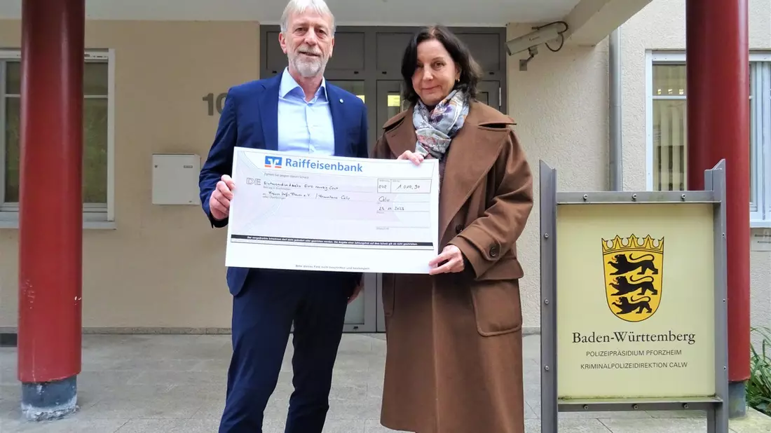 POL-Pforzheim: (CW) Calw - Polizeibeschäftigte spenden für Frauenhaus - Bild: presseportal.de