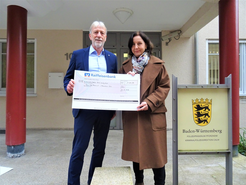 POL-Pforzheim: (CW) Calw - Polizeibeschäftigte spenden für Frauenhaus - Foto: presseportal.de