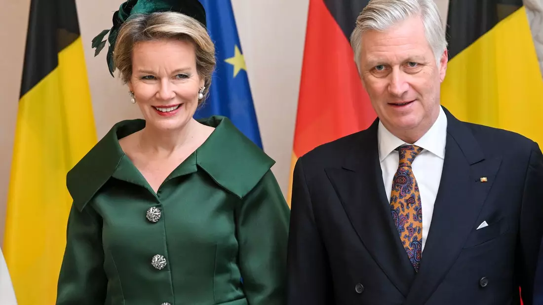 Das belgische Königspaar König Philippe (M) und Königin Mathilde tragen sich in das Gästebuch im Schloss Bellevue ein, rechts Bundespräsident Frank-Walter Steinmeier. - Bild: Jens Kalaene/dpa