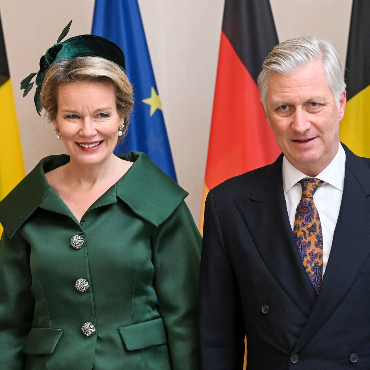 Das belgische Königspaar König Philippe (M) und Königin Mathilde tragen sich in das Gästebuch im Schloss Bellevue ein, rechts Bundespräsident Frank-Walter Steinmeier. - Foto: Jens Kalaene/dpa