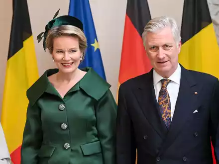 Das belgische Königspaar König Philippe (M) und Königin Mathilde tragen sich in das Gästebuch im Schloss Bellevue ein, rechts Bundespräsident Frank-Walter Steinmeier. - Foto: Jens Kalaene/dpa