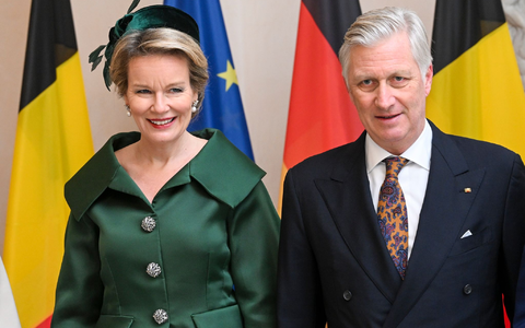 Das belgische Königspaar König Philippe (M) und Königin Mathilde tragen sich in das Gästebuch im Schloss Bellevue ein, rechts Bundespräsident Frank-Walter Steinmeier. - Foto: Jens Kalaene/dpa Das belgische Königspaar König Philippe (M) und Königin Mathilde tragen sich in das Gästebuch im Schloss Bellevue ein, rechts Bundespräsident Frank-Walter Steinmeier. - Foto: Jens Kalaene/dpa