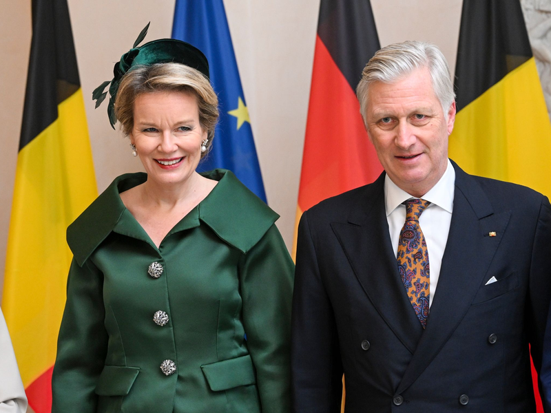 Das belgische Königspaar König Philippe (M) und Königin Mathilde tragen sich in das Gästebuch im Schloss Bellevue ein, rechts Bundespräsident Frank-Walter Steinmeier. - Foto: Jens Kalaene/dpa