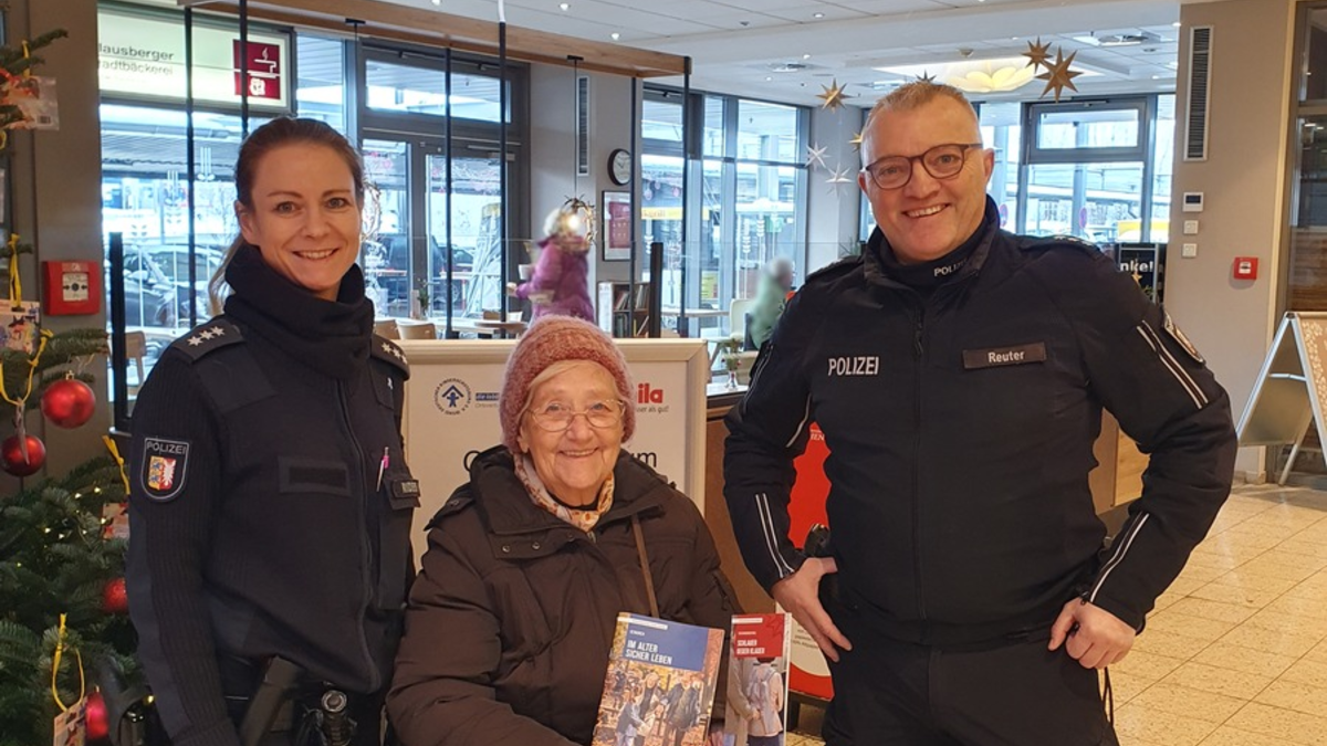 POL-HL: Ostholstein - Eutin / Polizei unterstützt Lions Club bei Trost-Teddy Aktion - Foto: presseportal.de