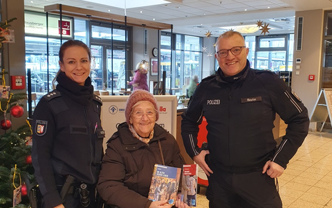 POL-HL: Ostholstein - Eutin / Polizei unterstützt Lions Club bei Trost-Teddy Aktion - Foto: presseportal.de POL-HL: Ostholstein - Eutin / Polizei unterstützt Lions Club bei Trost-Teddy Aktion - Foto: presseportal.de