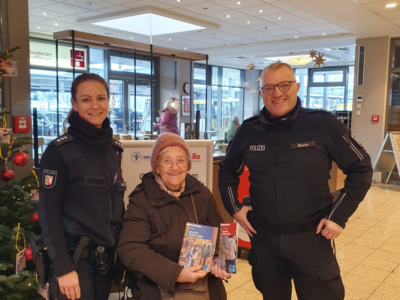 POL-HL: Ostholstein - Eutin / Polizei unterstützt Lions Club bei Trost-Teddy Aktion - Foto: presseportal.de
