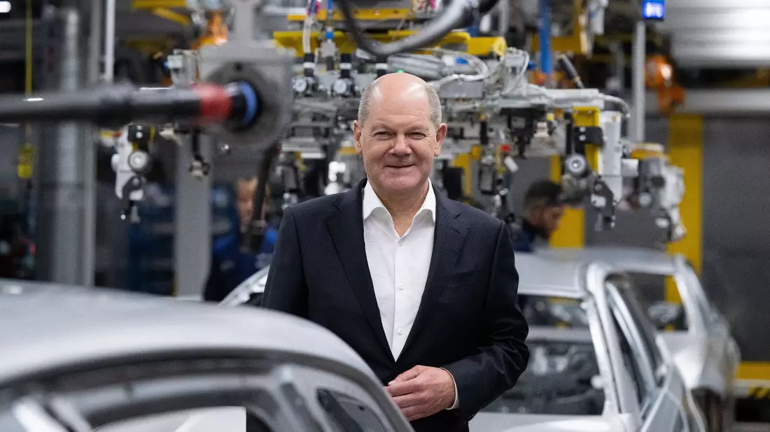 Bundeskanzler Olaf Scholz im BMW-Werk in München. - Bild: Sven Hoppe/dpa