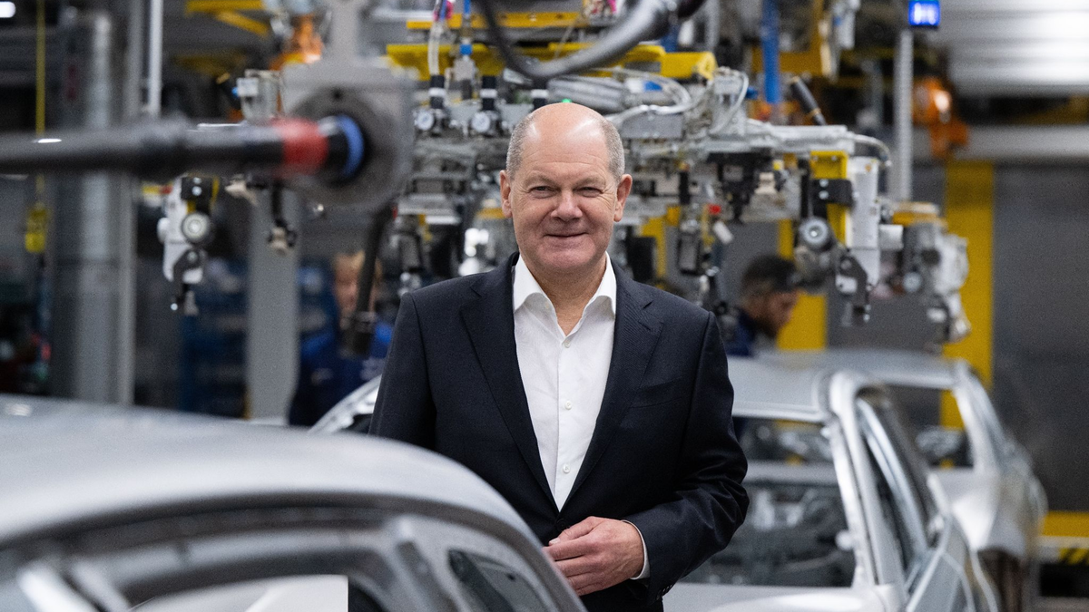 Bundeskanzler Olaf Scholz im BMW-Werk in München. - Foto: Sven Hoppe/dpa