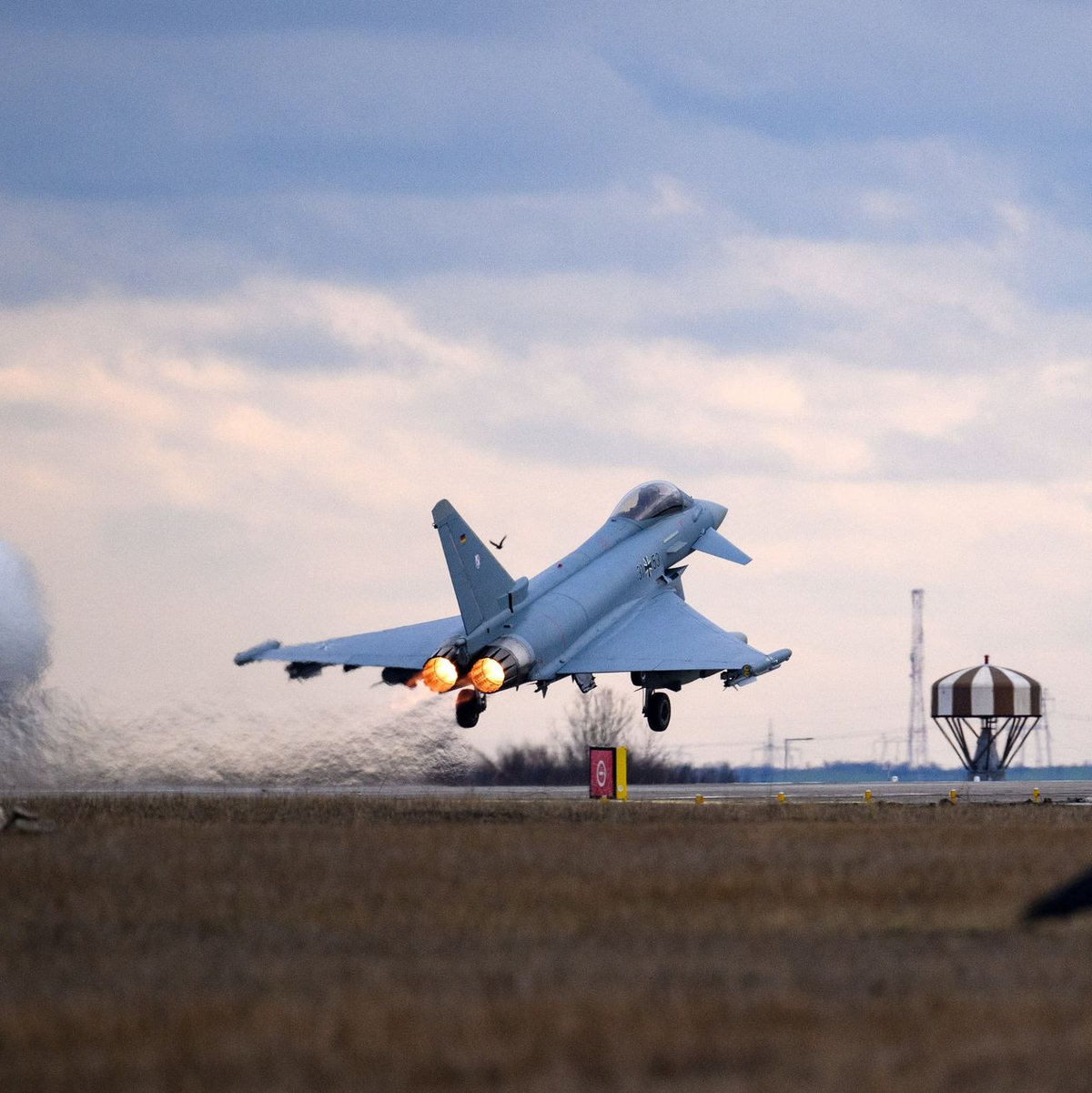 Die deutsche Luftwaffe unterstützt den Schutz der Ostflanke mit Eurofightern. (Archivbild) - Foto: Bernd von Jutrczenka/dpa