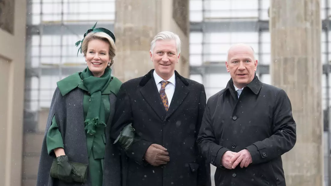 Königin Mathilde von Belgien (l-r) und König Philippe von Belgien neben Kai Wegner am Brandenburger Tor. - Bild: Sebastian Christoph Gollnow/dpa