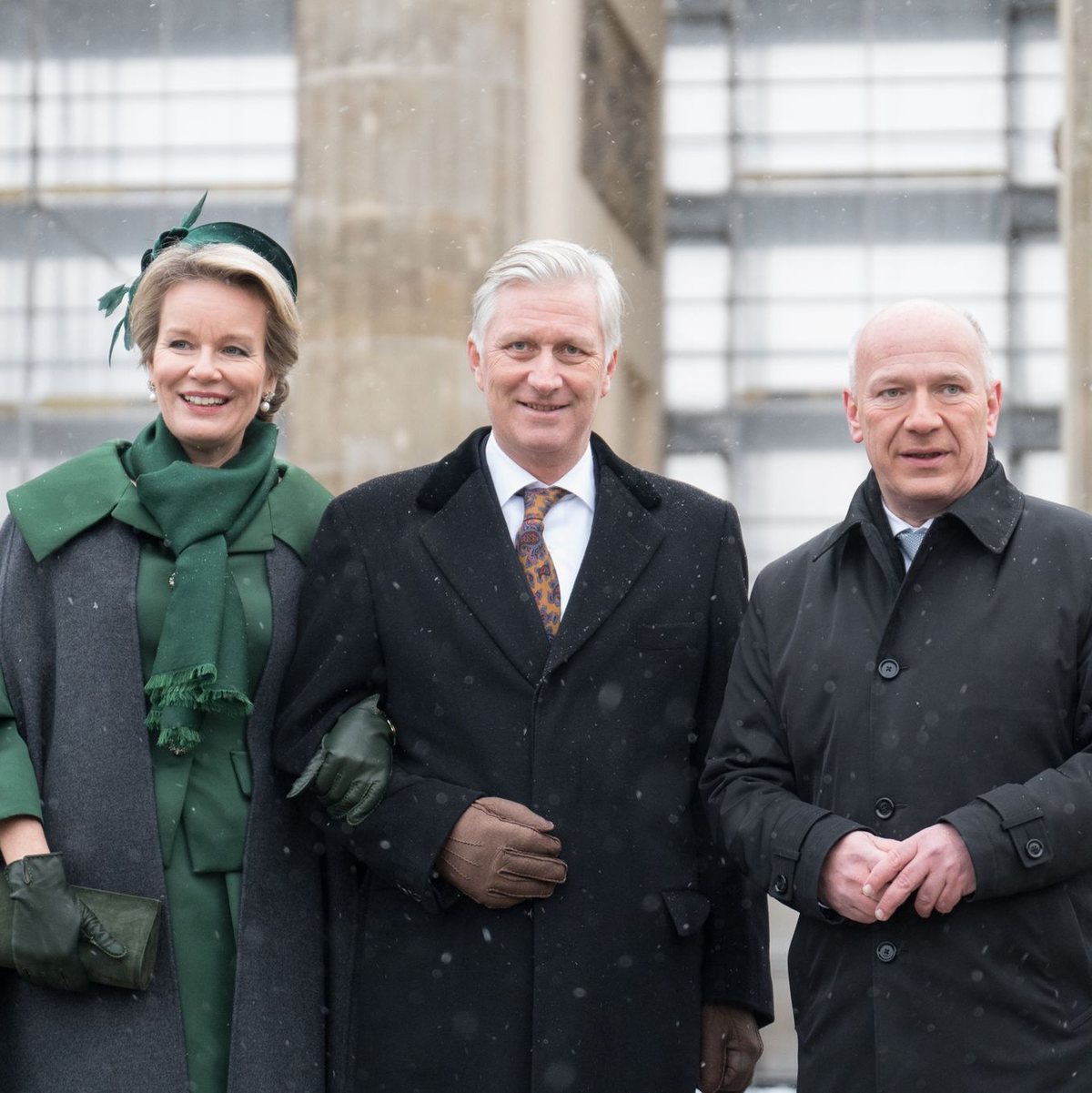 Königin Mathilde von Belgien (l-r) und König Philippe von Belgien neben Kai Wegner am Brandenburger Tor. - Foto: Sebastian Christoph Gollnow/dpa