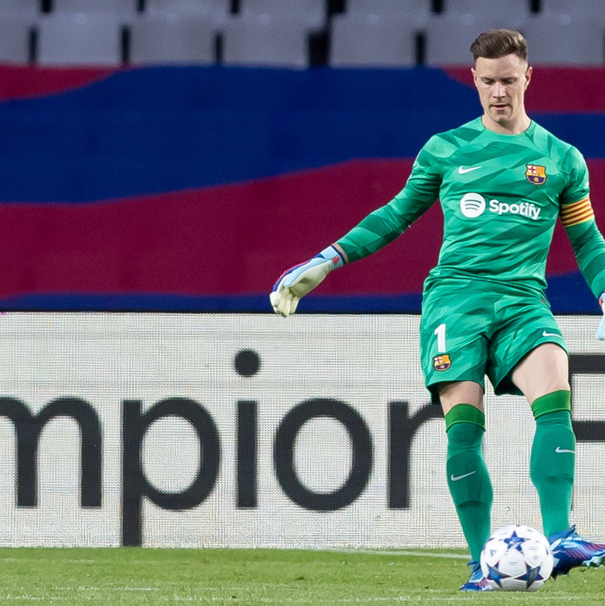 Marc-André ter Stegen hat nach seiner Rückenoperation faktisch den Weg für den Einsatz seines Konkurrenten Joan García beim FC Barcelona freigemacht. - Foto: Gerard Franco/Zuma Press/dpa