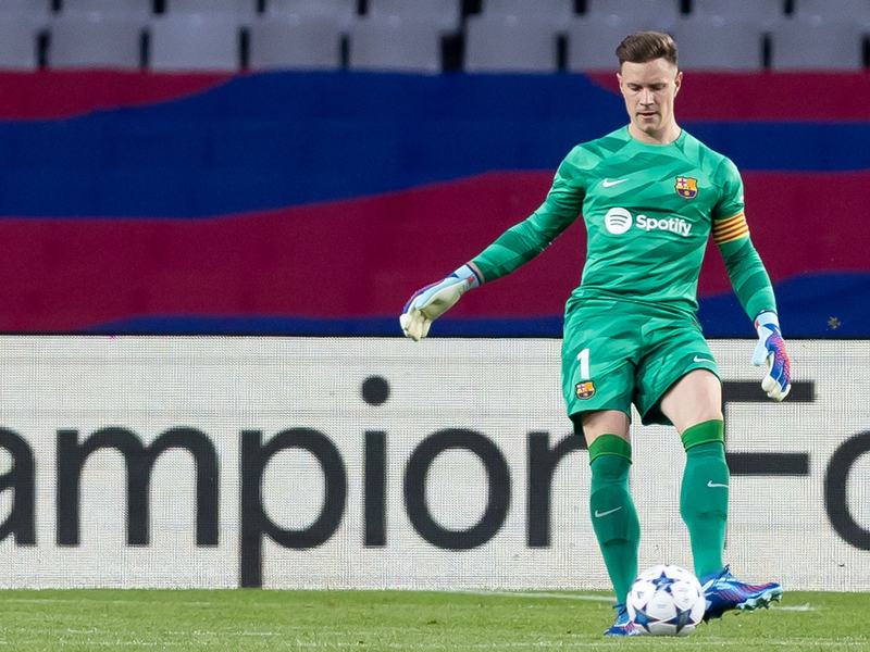 Marc-André ter Stegen hat nach seiner Rückenoperation faktisch den Weg für den Einsatz seines Konkurrenten Joan García beim FC Barcelona freigemacht. - Foto: Gerard Franco/Zuma Press/dpa