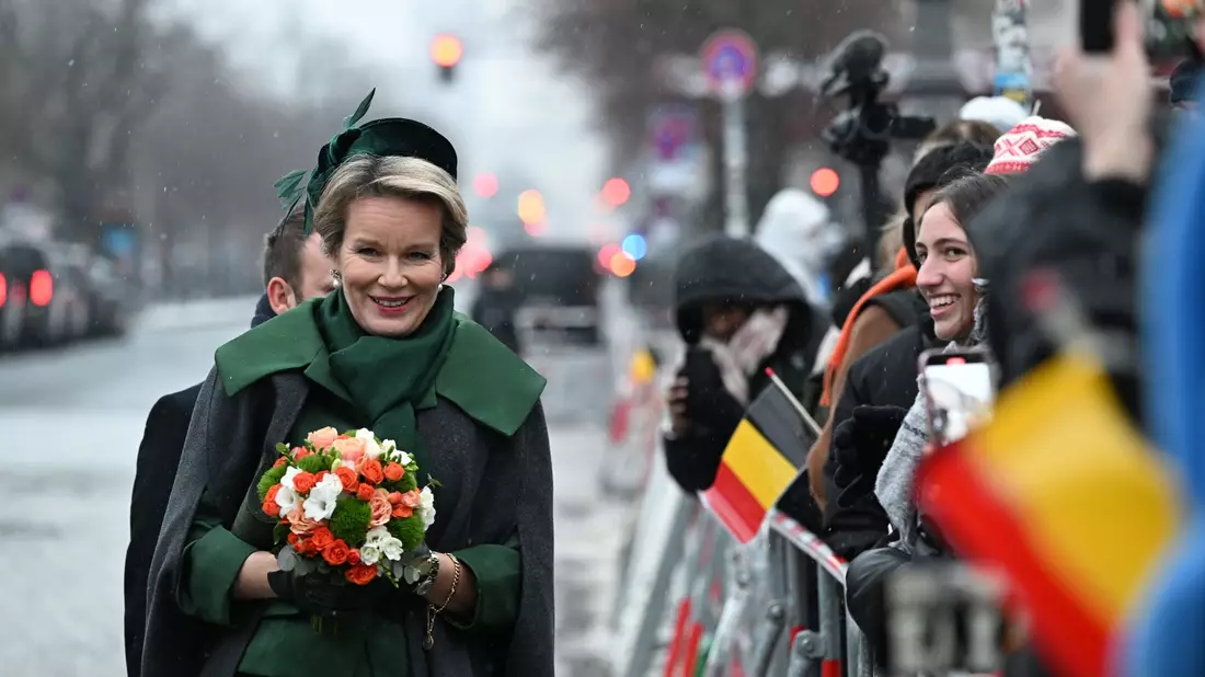 Königin Mathilde von Belgien wird von wartenden Zuschauern am Brandenburger Tor begrüßt. - Bild: Jens Kalaene/dpa