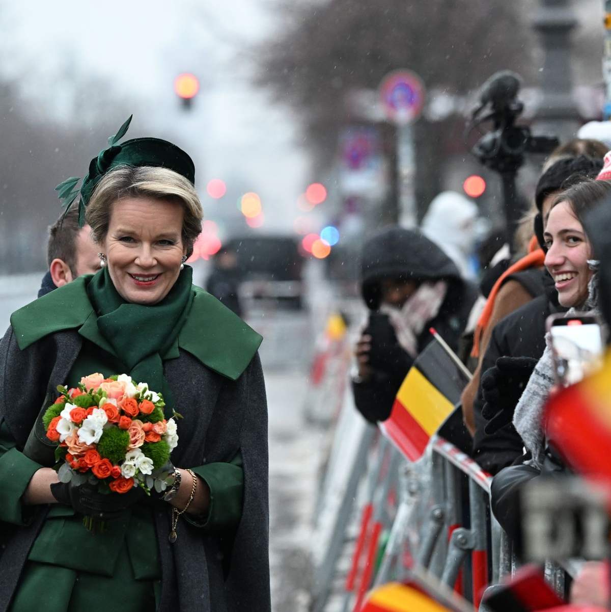 Königin Mathilde von Belgien wird von wartenden Zuschauern am Brandenburger Tor begrüßt. - Foto: Jens Kalaene/dpa