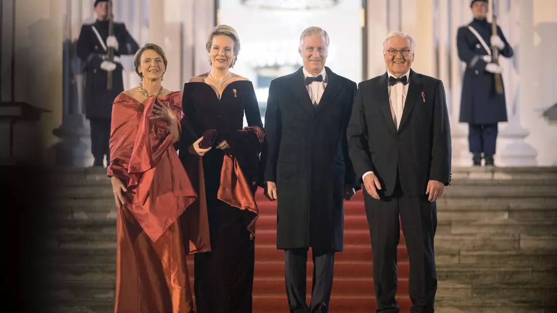 Elke Büdenbender (l-r), Königin Mathilde von Belgien, Bundespräsident Frank-Walter Steinmeier und König Philippe von Belgien vor einem Staatsbankett im Schloss Bellevue. - Bild: Sebastian Christoph Gollnow/dpa