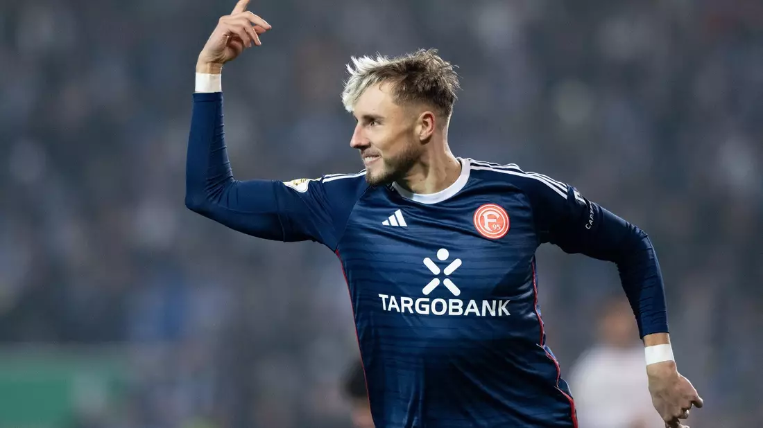 Wurde für Fortuna Düsseldorf zum Matchwinner: Jona Niemiec. - Bild: Hendrik Schmidt/dpa