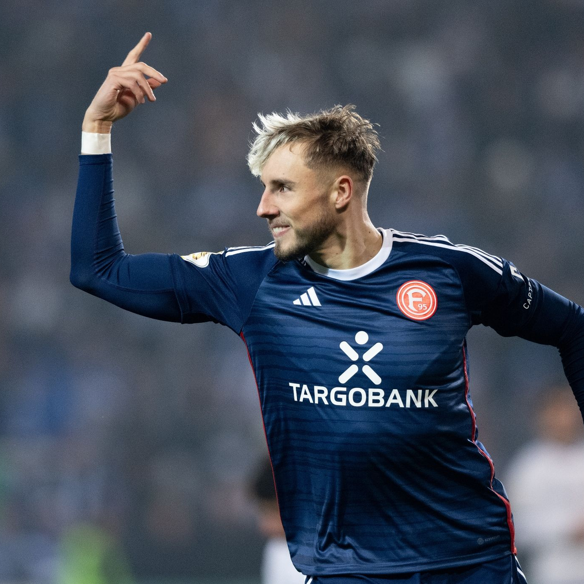 Wurde für Fortuna Düsseldorf zum Matchwinner: Jona Niemiec. - Foto: Hendrik Schmidt/dpa