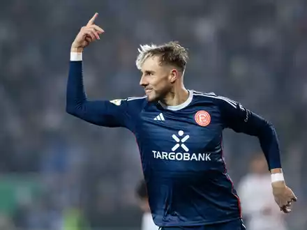 Wurde für Fortuna Düsseldorf zum Matchwinner: Jona Niemiec. - Foto: Hendrik Schmidt/dpa