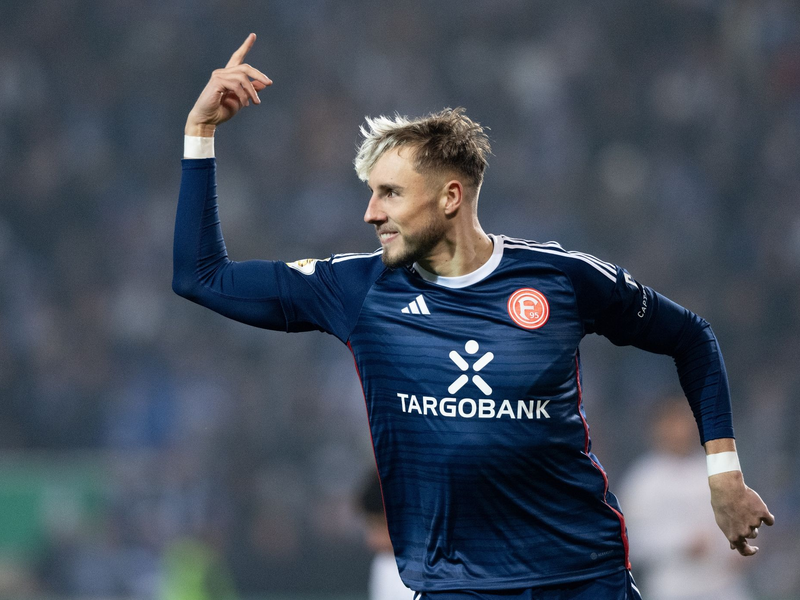 Wurde für Fortuna Düsseldorf zum Matchwinner: Jona Niemiec. - Foto: Hendrik Schmidt/dpa