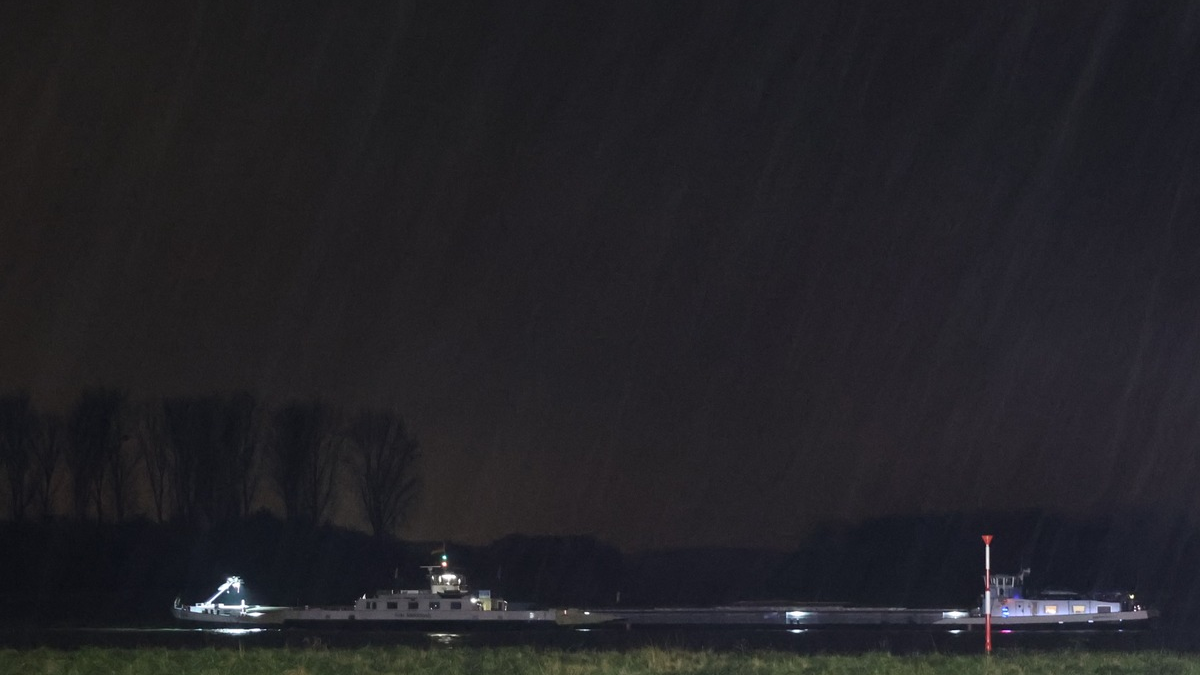 FW-LEV: Mehrere Personen von Rheinfähre evakuiert - Foto: presseportal.de