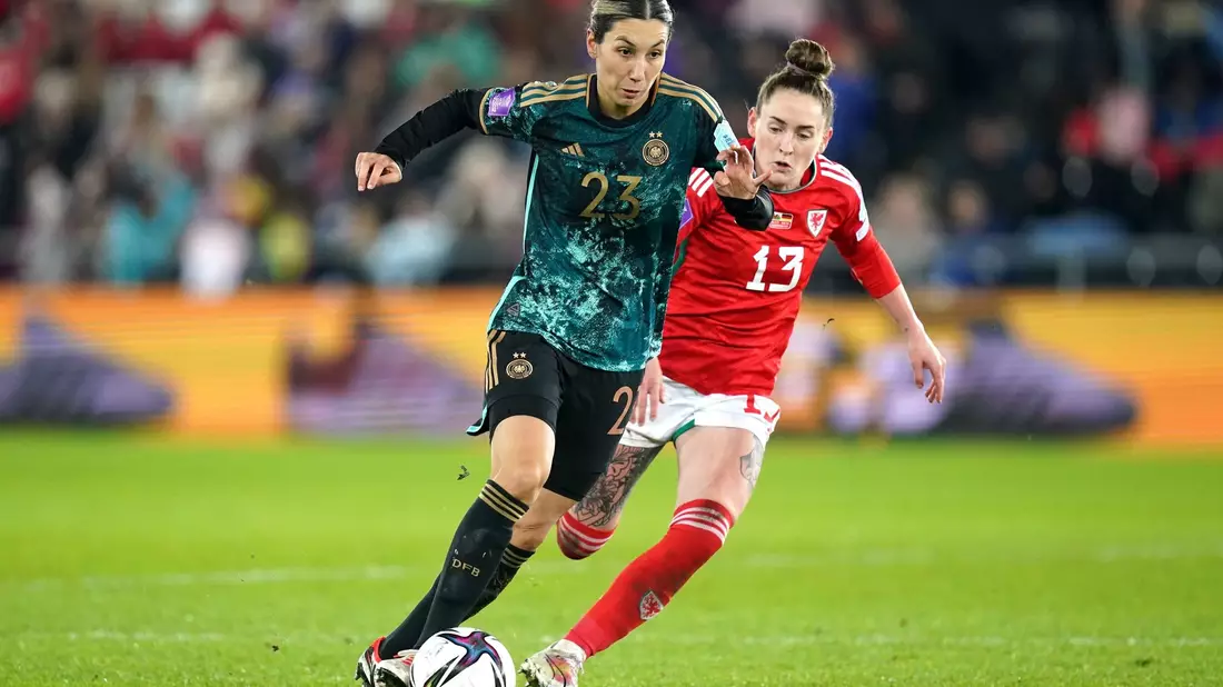 Sara Doorsoun (l) wird von der Waliserin Rachel Rowe verfolgt. - Bild: David Davies/PA Wire/dpa