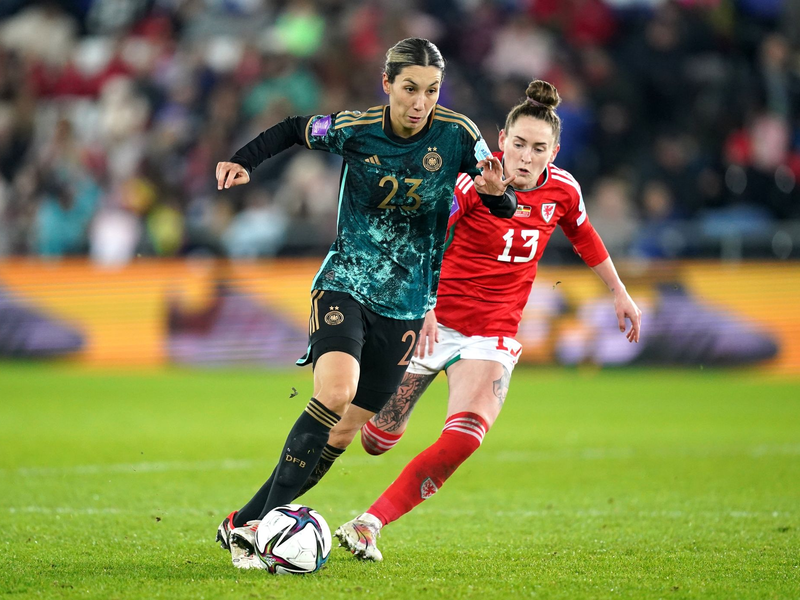 Sara Doorsoun (l) wird von der Waliserin Rachel Rowe verfolgt. - Foto: David Davies/PA Wire/dpa