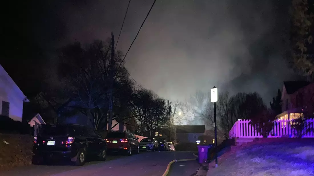 Rauch steigt über einem Viertel auf, in dem es eine Explosion in einem Haus gegeben hat. - Bild: Matthew Barakat/AP