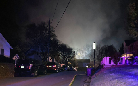 Rauch steigt über einem Viertel auf, in dem es eine Explosion in einem Haus gegeben hat. - Foto: Matthew Barakat/AP
