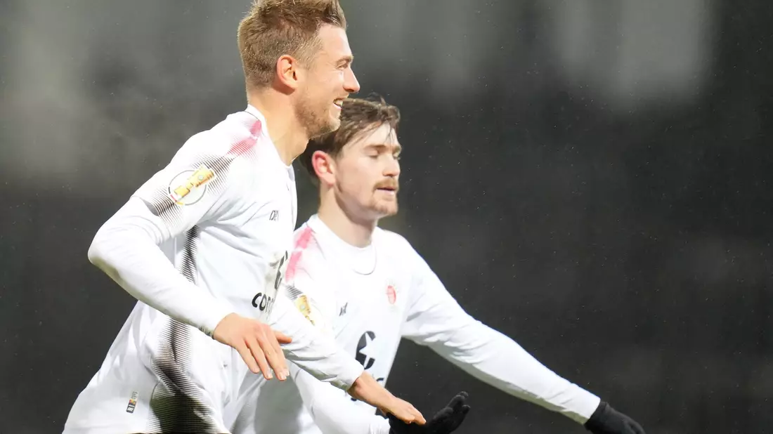 Der FC St. Pauli um Torschütze Hauke Wahl (l) setzte sich in Homburg durch. - Bild: Thomas Frey/dpa