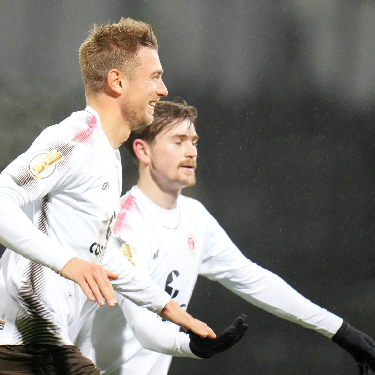 Der FC St. Pauli um Torschütze Hauke Wahl (l) setzte sich in Homburg durch. - Foto: Thomas Frey/dpa
