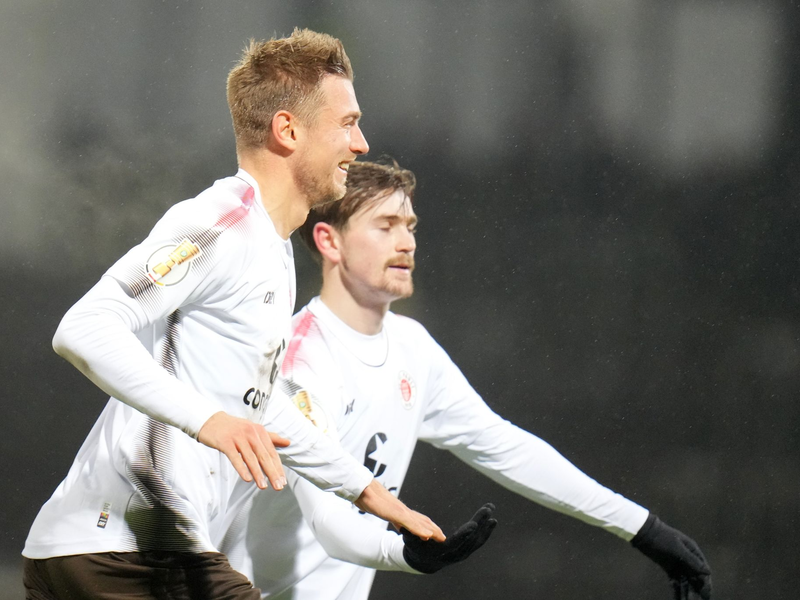 Der FC St. Pauli um Torschütze Hauke Wahl (l) setzte sich in Homburg durch. - Foto: Thomas Frey/dpa