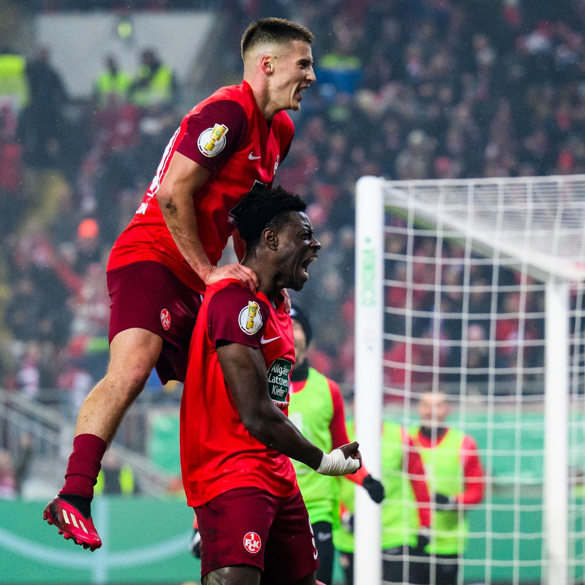 Der FCK um Torschütze Ragnar Ache (r) setzte sich gegen Nürnberg durch. - Foto: Tom Weller/dpa