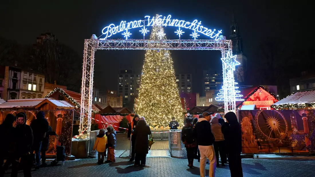 Der Weihnachtsmarkt am Alexanderplatz wurde am Abend von der Polizei abgesperrt. - Bild: Paul Zinken/dpa