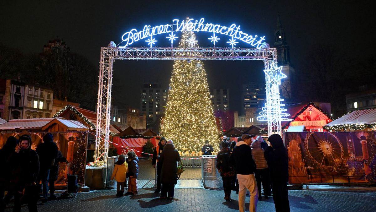 Der Weihnachtsmarkt am Alexanderplatz wurde am Abend von der Polizei abgesperrt. - Foto: Paul Zinken/dpa