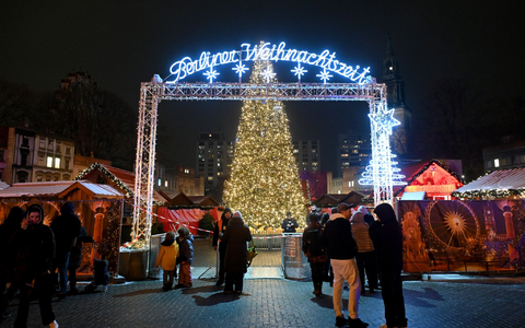 Der Weihnachtsmarkt am Alexanderplatz wurde am Abend von der Polizei abgesperrt. - Foto: Paul Zinken/dpa