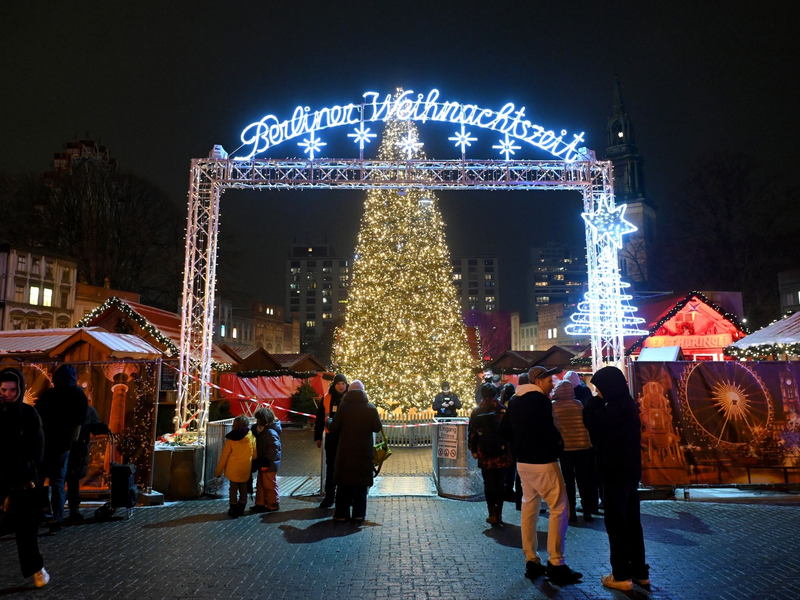 Der Weihnachtsmarkt am Alexanderplatz wurde am Abend von der Polizei abgesperrt. - Foto: Paul Zinken/dpa